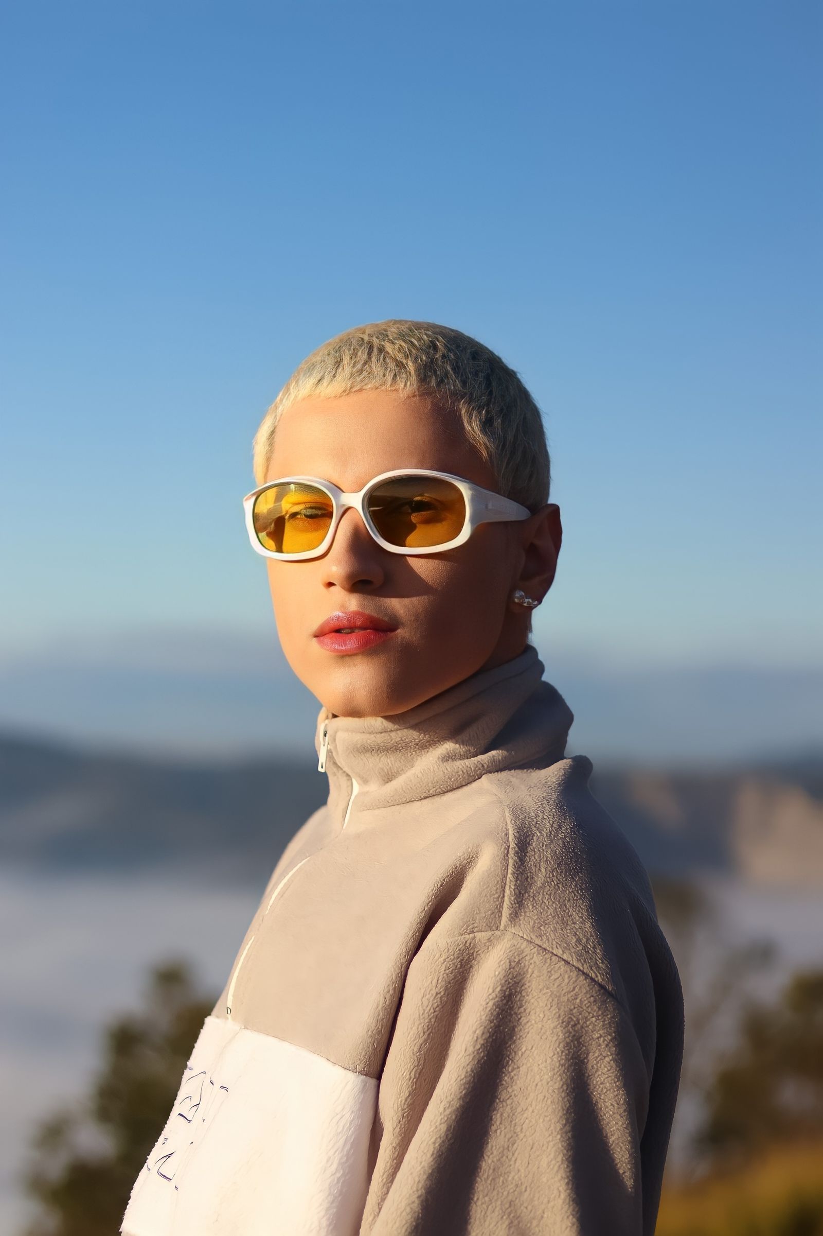 Kaleido Solstice Oval — white oval frame with amber-shift lens